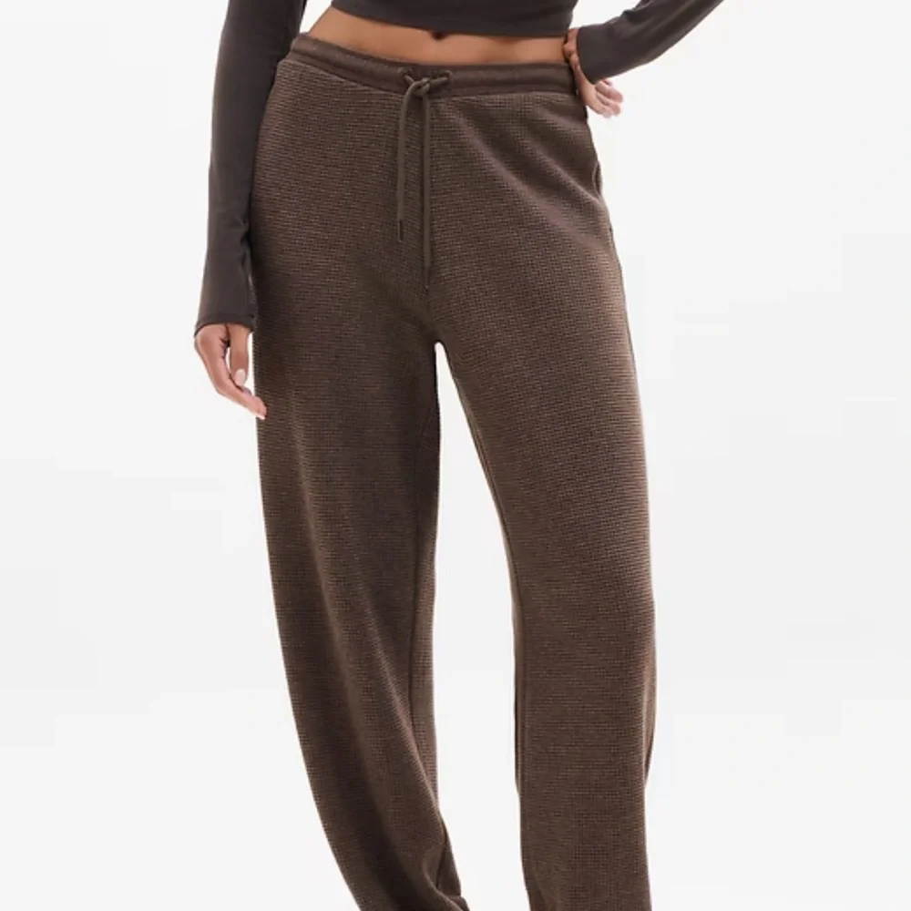 Athleta  Medium Cozy Mid-Rise Drawstring Knit Waffle Joggers Pants - Brown - Picture 2 of 10
